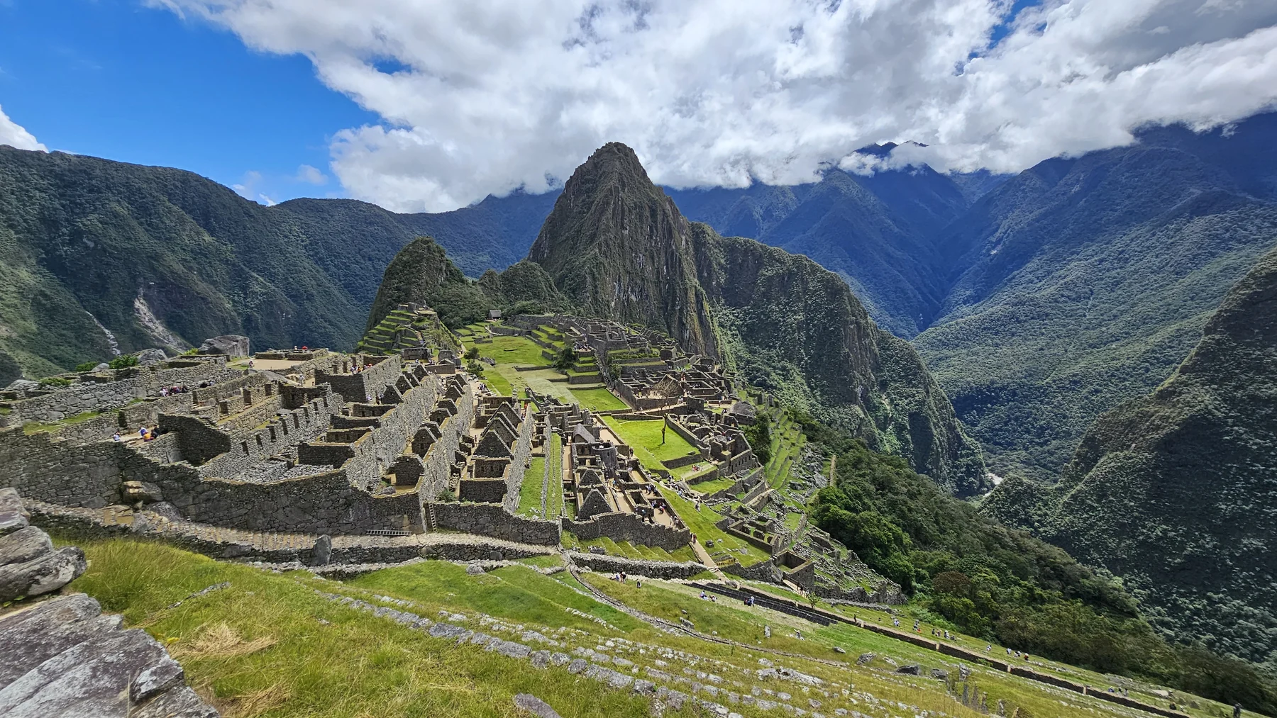 Terrazas incas entre montañas verdes